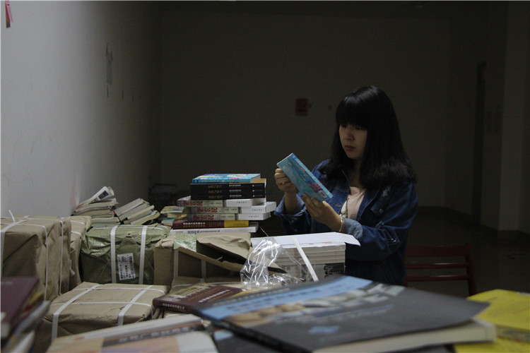 201604221【莘莘学子】学院图书馆学生助理 445000册图书的守护者 林洁 (1).JPG