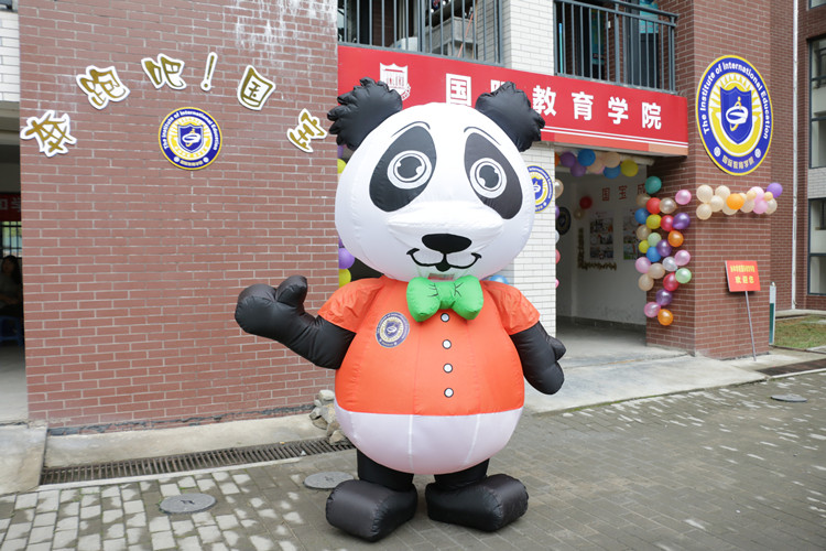 20150905国宝熊猫空降国际教育学院迎新点 (1)_副本.jpg