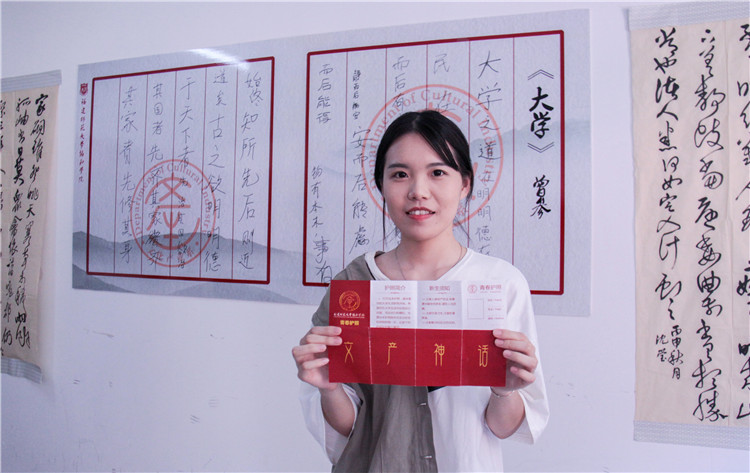 文产新生开心的领到属于自己的青春护照 林锦东.JPG